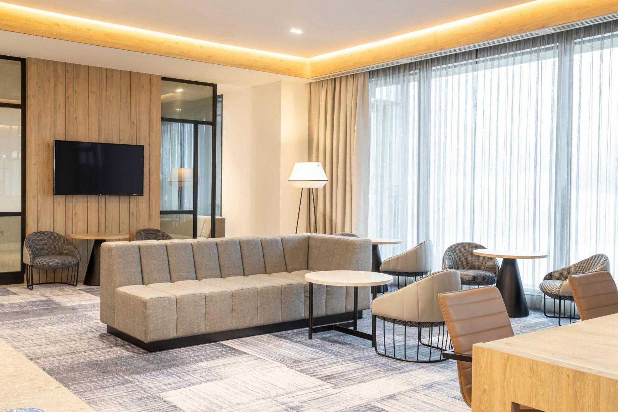 Courtyard By Marriott Inverness Airport Экстерьер фото